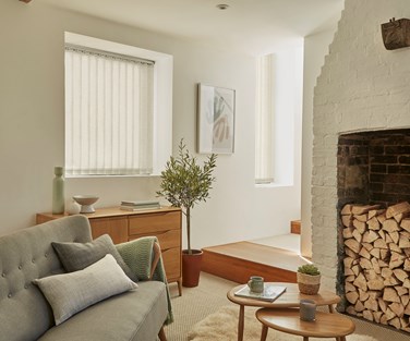 ARENA-2024-PIPER PARCHMENT-VERTICAL BLINDS-LIVING ROOM-01.jpg